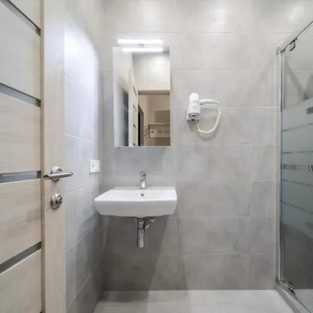 біля вокзалу, на вулиці голубовича 37 Apartamento *